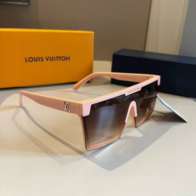 Lv Louis Vuitton's new sunshade sunglasses, cool style, may not attract men, but