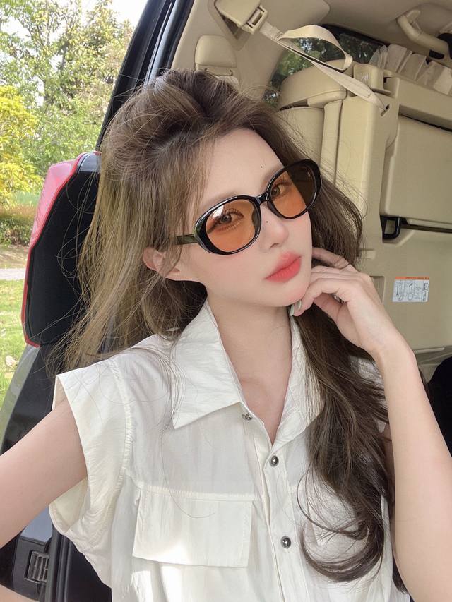Gucci Classic small frame design, suitable for all face shapes, whether paired w