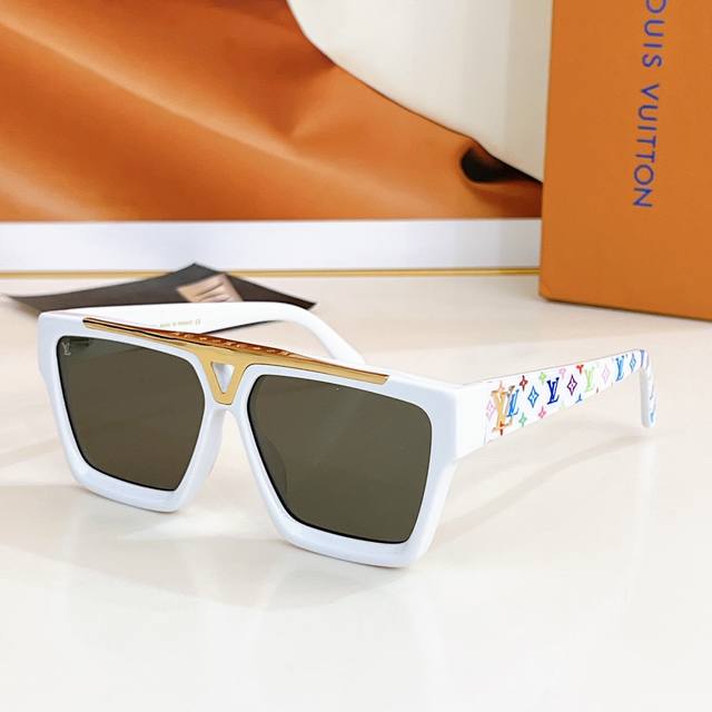 Louis Vuitto* Model: Z1502E Size: 63 ports 13-145 DDD