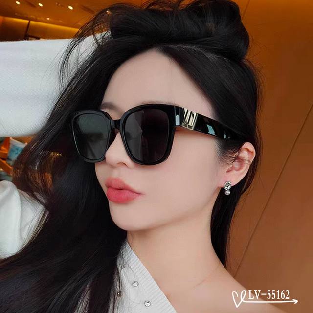 Louis Vuitton - Lv DDD. Polaroid resin lenses DDD. Tr frames are lightweight an