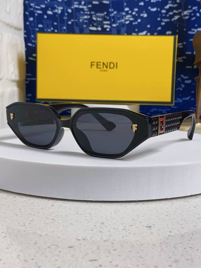 Fendi Fendi 2025 new polygonal small frame sunglasses women's fashion hip hop su