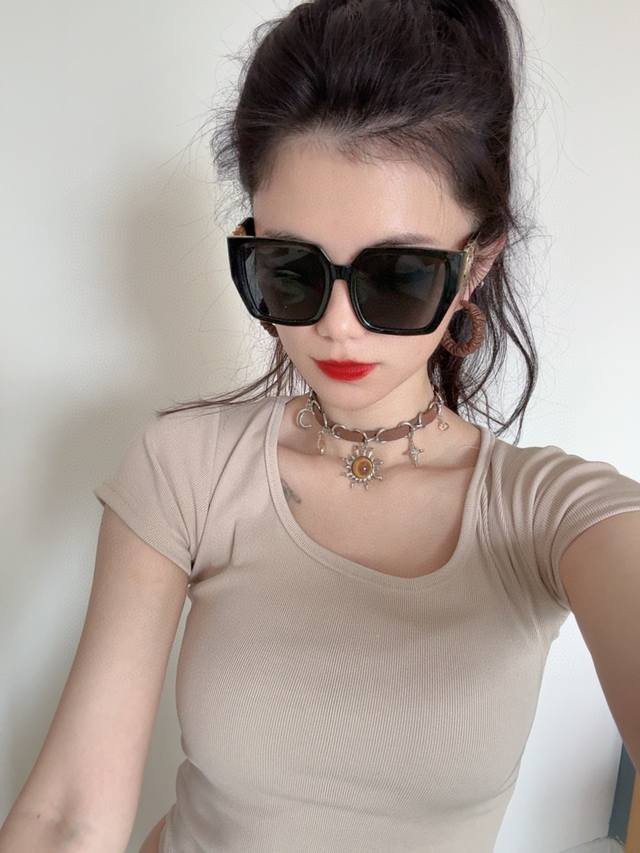 Chanel large-frame sunglasses. The classic square frame design is suitable for