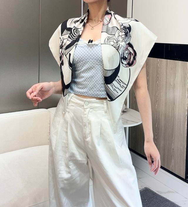New Chanel is simple and elegant! Streamlined and stylish, the quality is outst