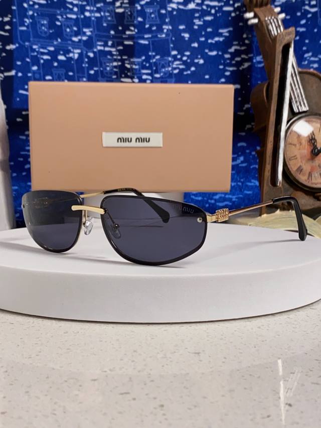 Miumiu Miu Miu 2025 new European and American luxury women's street shot curved