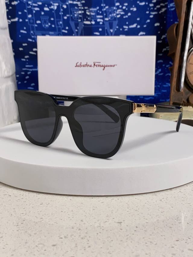 Ferragamo 2025 summer new black ultra-sunglasses classic fashion street style su