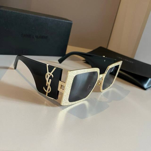 Ysl Saint Laurent sunglasses, I love them so much, they give off a strong aura w