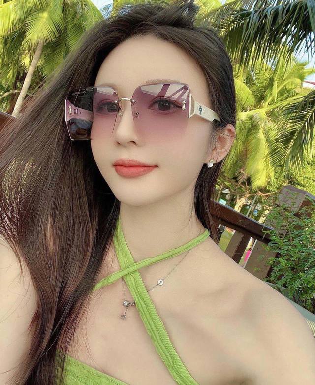 Lv large-frame sunglasses. Classic square frame design, suitable for all face sh