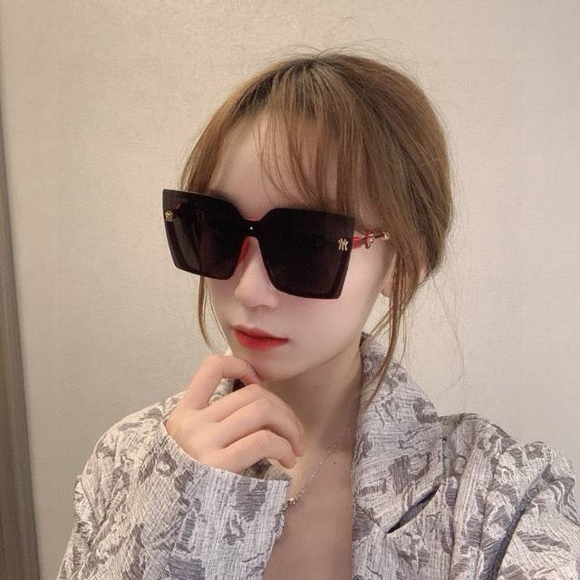 Tr Polarized Series Gucci limited edition collaboration. Classic square design,
