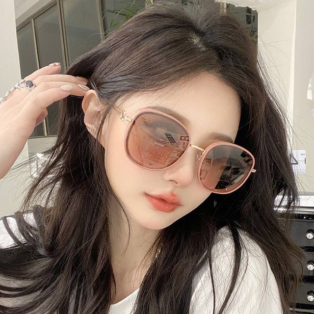 Gucci - Gucci imported from Italy 2025 fashion trend luxury decorative sunglasse