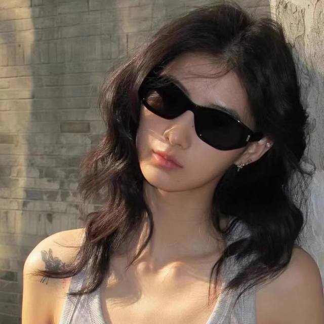 Louis Vuitto* new retro Korean version of irregular sunglasses such as Instagram
