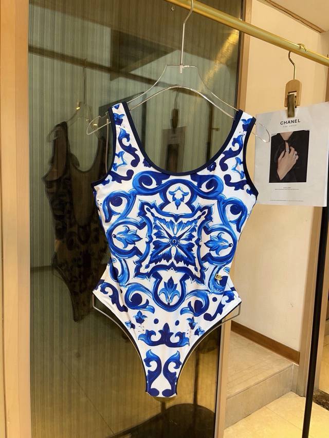 Versace new high-stretch fitness yoga suit sports suit ~ waist-shaping small ves
