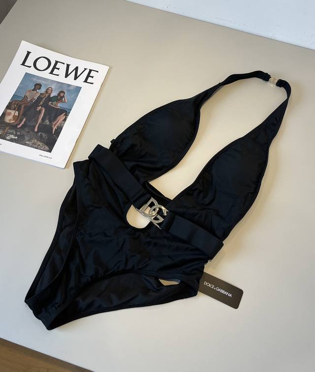 Dg's new one-piece swimsuit, slimming waist and lengthening legs! Super nice. Yo