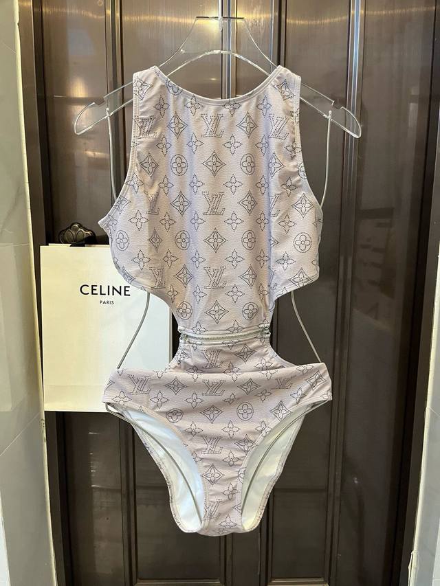 Lv one-piece swimsuit is suitable for a variety of occasions.