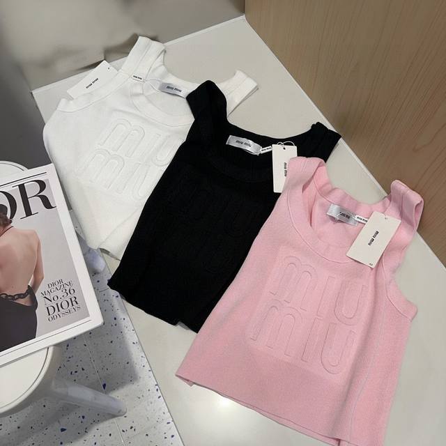 Miumiu vest, wear it alone with a jacket, super hot One size DDD