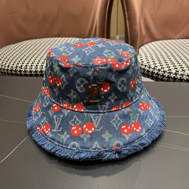 Baseball cap. Bucket hat Lv with Louis Vuitton classic original bucket hat, top