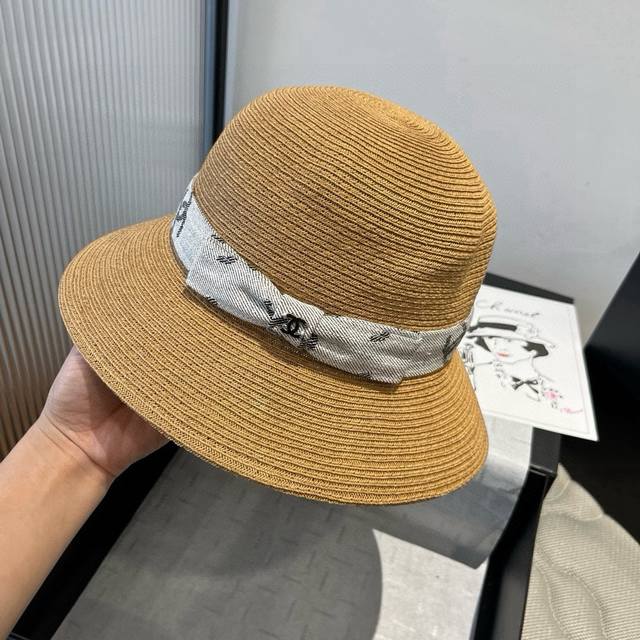 Chanel straw hat, haute couture, head circumference 57cm. DDD