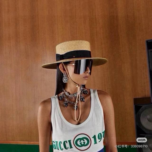 Gucci flat straw hat. Haute couture DDD