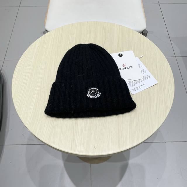Moncler's classic knitted hat, a replica of the original. Very soft and skin-fri