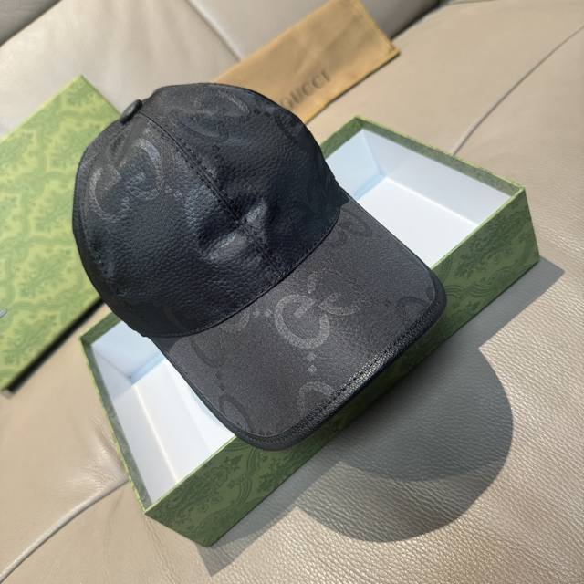 comes with a packaging bag, a new Gucci baseball cap with a large double G, cus