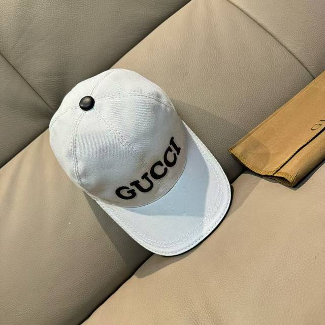 comes with a box bag. This new Gucci baseball cap features Gucci embroidery, a