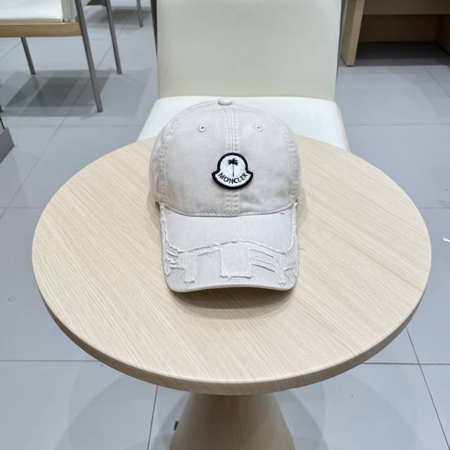 Moncler's new spring style baseball cap is very breathable and a stylish item f