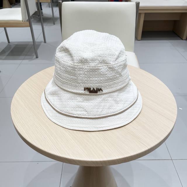 Prada 2025 new women's simple and stylish bucket hat with contrasting color and