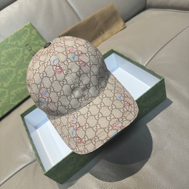 comes with a packaging bag. This is a new Gucci baseball cap, limited edition f