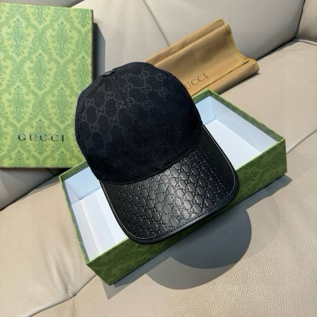comes with a box bag. This Gucci classic baseball cap features a small double G