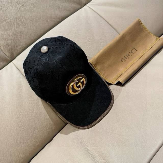 comes with a packaging bag. This is a new Gucci baseball cap with a metal doubl