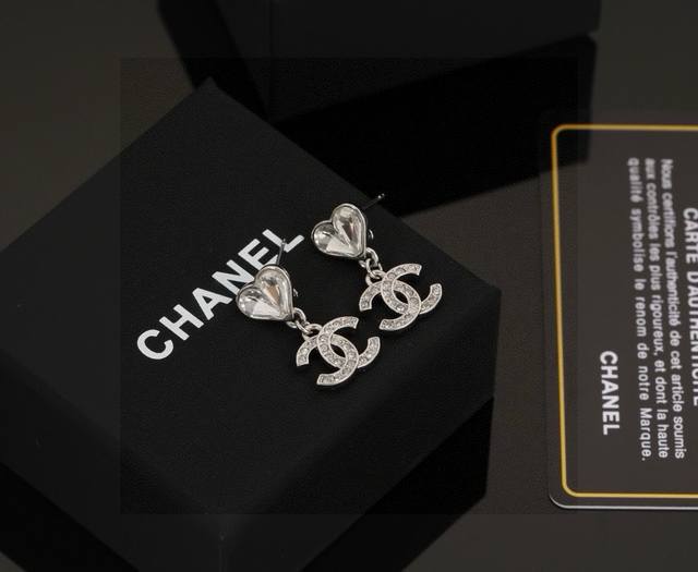 Chanel Chanel classic double C heart peach earrings are very beautiful and versa