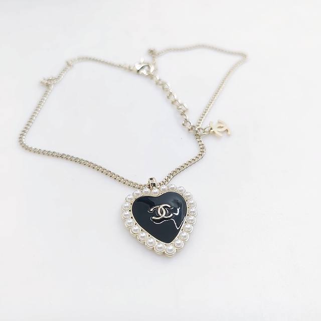 Ch*Nel latest light gold black heart necklace consistent Zp brass material DDD