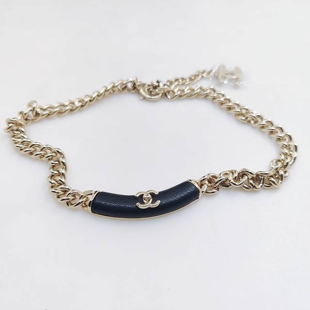 Ch*Nel latest black leather Cc necklace consistent Zp brass material DDD