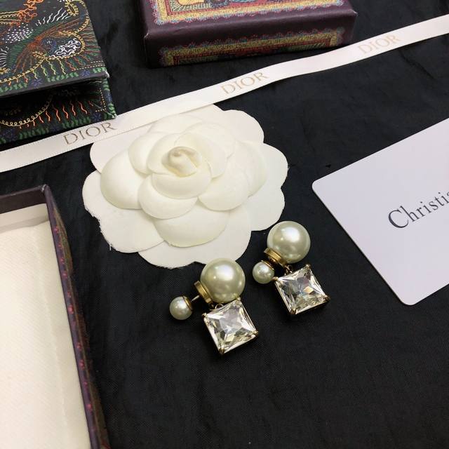 Dior's new CD earrings, beloved by top brands, are a striking metallic counter-