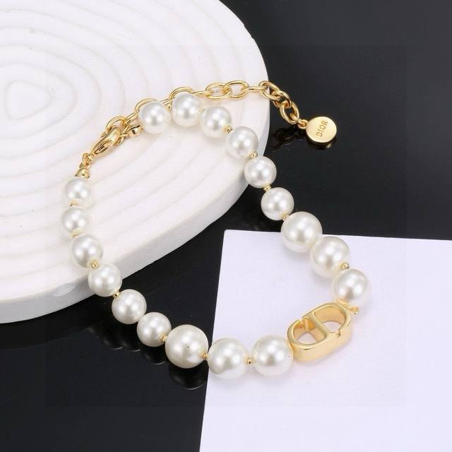 Dior Cd pearl bracelet has a simple design yet stylish. The perfect collision of