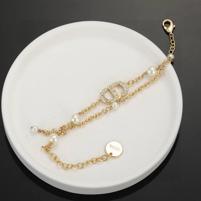 Dior Dior Cd letter bracelet uses gold as the main color, with letters and five-