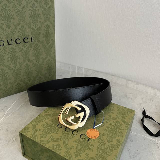 Gucc.I calfskin belt, heat-pressed to achieve a peccary effect, creating a textu