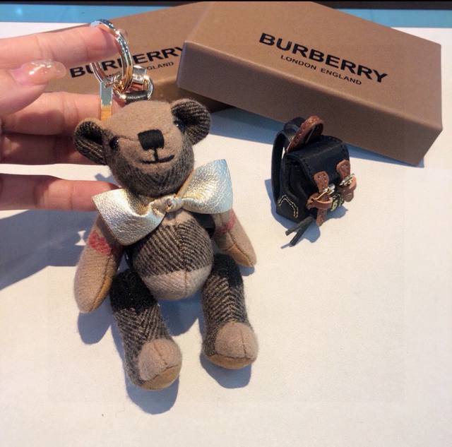 Burberry OEM P bear pendant, Burberry scarf teddy bear keychain pendant is gentl