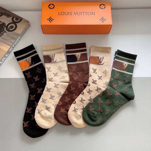 Comes with a box of 5 pairs of LV Louis Vuitton's super popular men's mid-calf