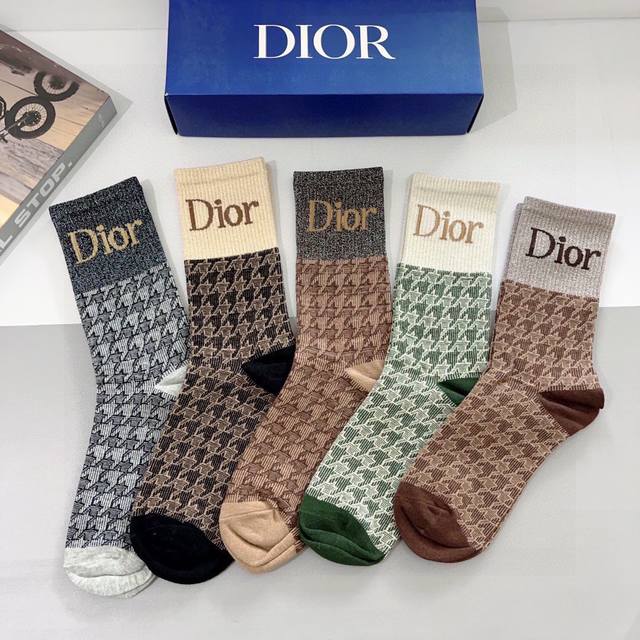Comes with a box of 5 pairs of Dior's new calf-length socks! Made of pure cotto