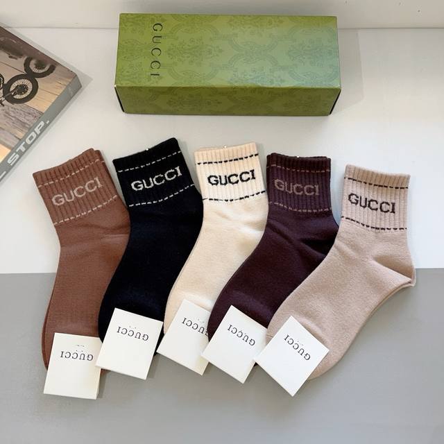 comes with packaging. 5 pairs per box. Gucci's super popular high-end cashmere