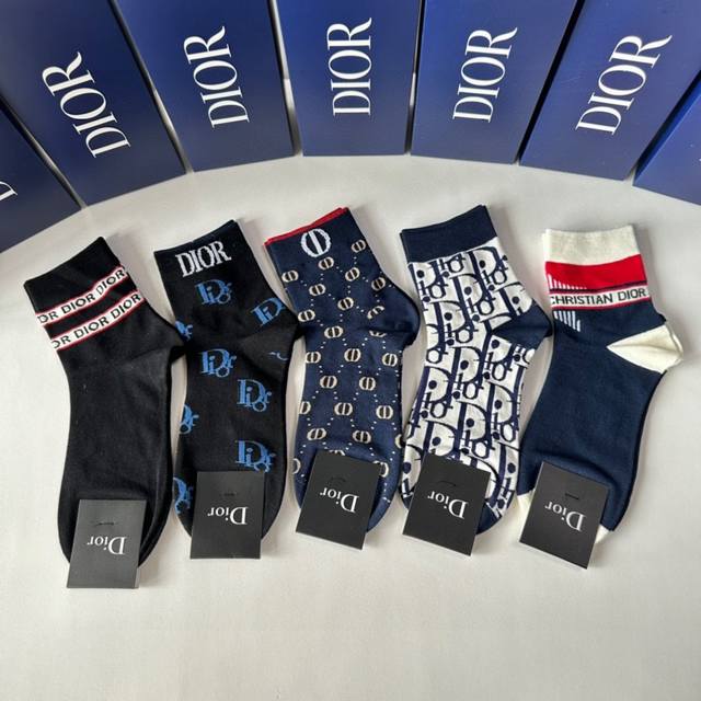 Special packaging Dior's new classic mid-length stacked socks! Five pairs per bo