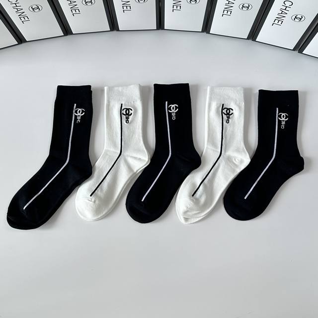 Special counter packaging Chanel's new embroidered mid-length stacked socks! Fiv