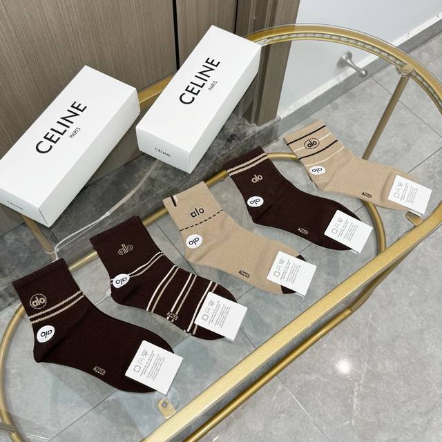 comes with a box of five pairs of European and American brand Aio so beautiful