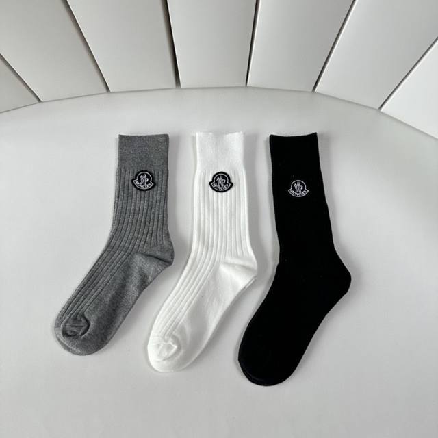 Special packaging Moncler's new classic mid-length socks with decorative accents