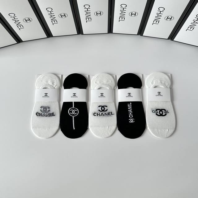 Specially packaged with Chanel's new boat socks! Five pairs per box, counter-mat