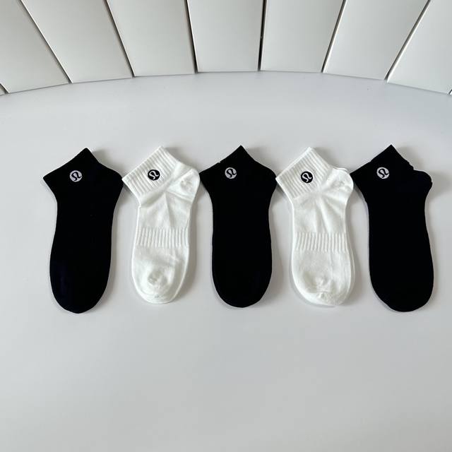 Special packaging Lululemon's new embroidered mid-length socks, stacked socks! F