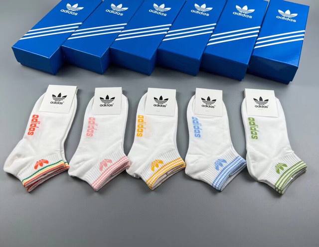 Special Adidas new women's white socks, with the popular Trefoil logo. Super nic