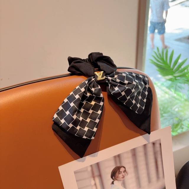 with packaging Lv Louis Vuitton letter ribbon ponytail hair ring butterfly colo