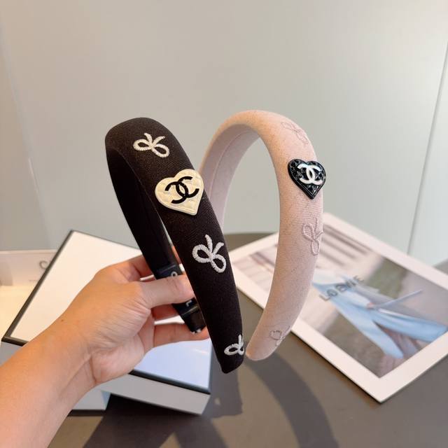 with packaging Chanel's latest small headband, a new product that makes your fa