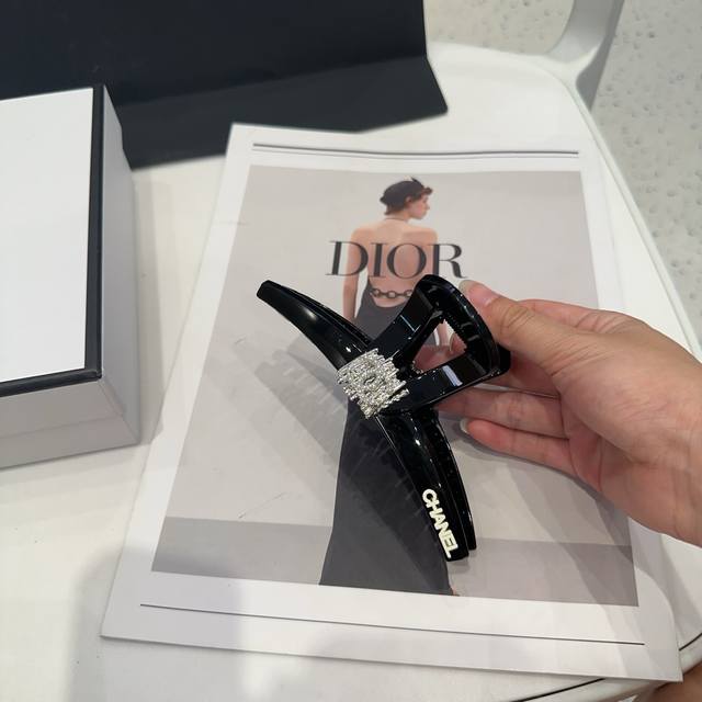 comes with a box Chanel's latest popular small fragrance clip, super beautiful!